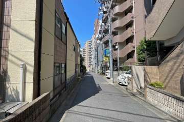 敷地北西側の前面道路（南西側から）