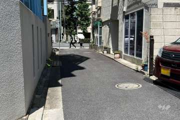 敷地西側の前面道路(南西側から)
