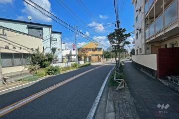 敷地北側の前面道路（西側から）