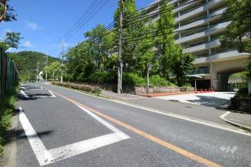 敷地南側の前面道路（県道16号明石神戸宝塚線）