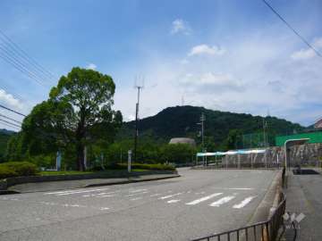 徒歩1分の距離にあるバス停