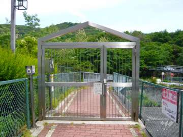 敷地北側の白瀬川を渡る居住者専用フットパス