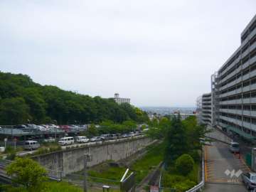 六甲山系のふもと、高台にありたいへん自然豊かな住環境。