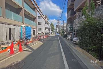 敷地北西側の前面道路（南西側から）