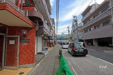 敷地の南東側前面道路（北東側から）