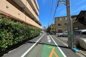 敷地東側の前面道路（南側から）