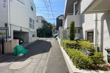 敷地東側の前面道路
