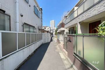 敷地北側の前面道路