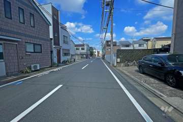 敷地西側の前面道路（南側から）