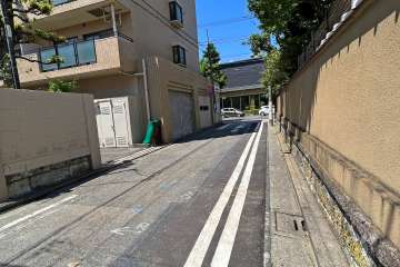 敷地の北東側前面道路(東側から)