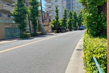 敷地の北西側前面道路(東側から)