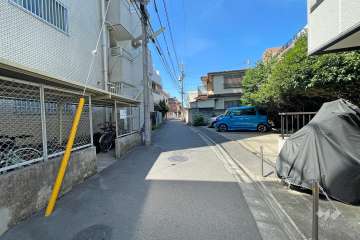 敷地北西側の前面道路（北東側から）