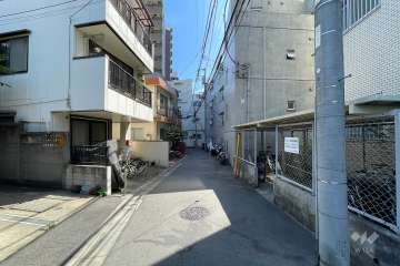 敷地北側の前面道路（南西側から）