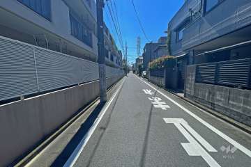 敷地西側の前面道路（南側から）