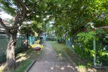 敷地北東側の前面道路（北西側から）