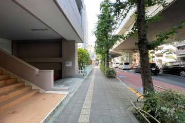 敷地東側の前面道路（南側から）