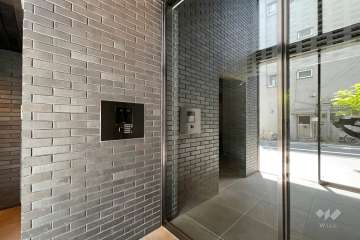 エントランスはオートロック付きです