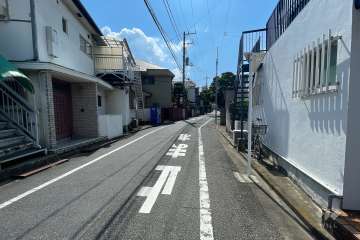 敷地西側の前面道路（北側から）