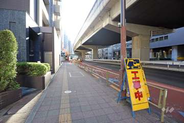 敷地西側の前面道路