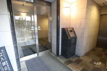 エントランスはオートロック付きです。