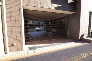 駐車場の出入り口（リングシャッター付き）