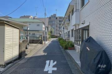 敷地東側の前面道路（北側から）