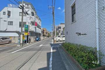 敷地北側の前面道路（西側から）