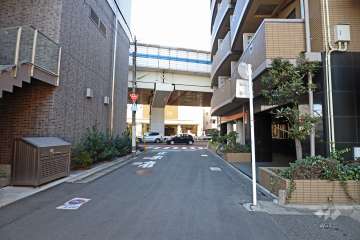 敷地西側の前面道路(南側から)