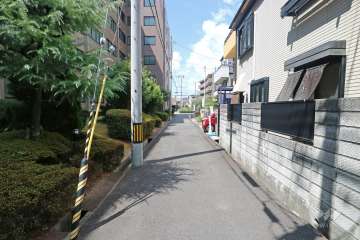 敷地北側の前面道路