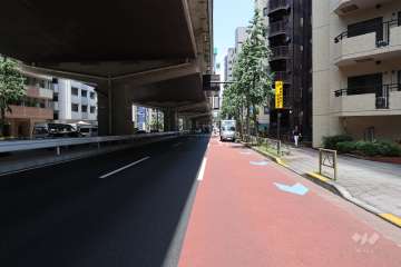 敷地北西側の前面道路（南西側から）