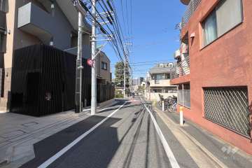 敷地東側の前面道路(南側から)