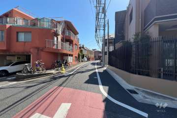 敷地東側の前面道路(北側から)