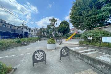 敷地北側に隣接する『世田谷区立上馬公園』