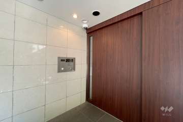 エントランスはオートロック付きです。