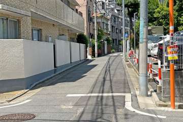 敷地東側の前面道路(南側から)