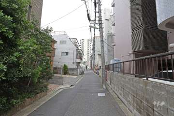 敷地北側の前面道路（西側から）