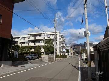 周辺はマンションと一戸建てが混在する住宅地。近くを芦屋川が流れています。