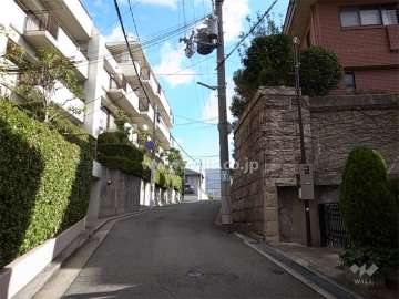 敷地南側の前面道路。坂になっており、地下駐車場への入口があります。