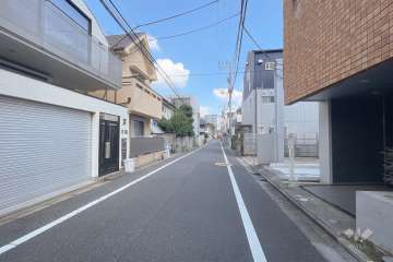 敷地北側の前面道路（西側から）