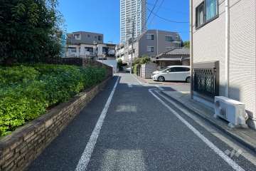 敷地北側の前面道路
