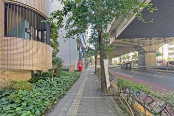 敷地北西側の前面道路は玉川通りです。（北東側から）