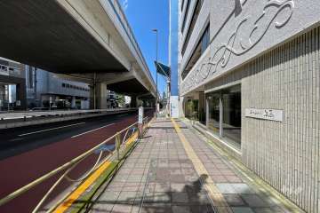 敷地北西側の前面道路（南西側から）