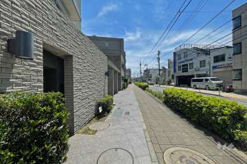 敷地西側の前面道路は駒中通りです（北側から）
