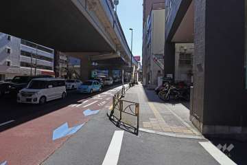 敷地南東側の前面道路（北東側から）