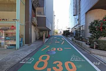 敷地北東側の前面道路（南東側から）