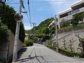 敷地西側の前面道路。先へ進むとロックガーデンに続いています。