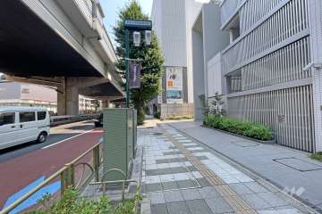 敷地北西側の前面道路（南西側から）