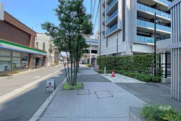 敷地西側の前面道路（南側から）