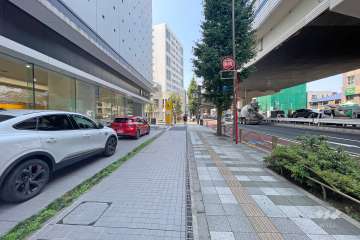 敷地北西側の前面道路（北東側から）