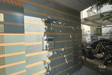 エントランスはオートロック付きです。